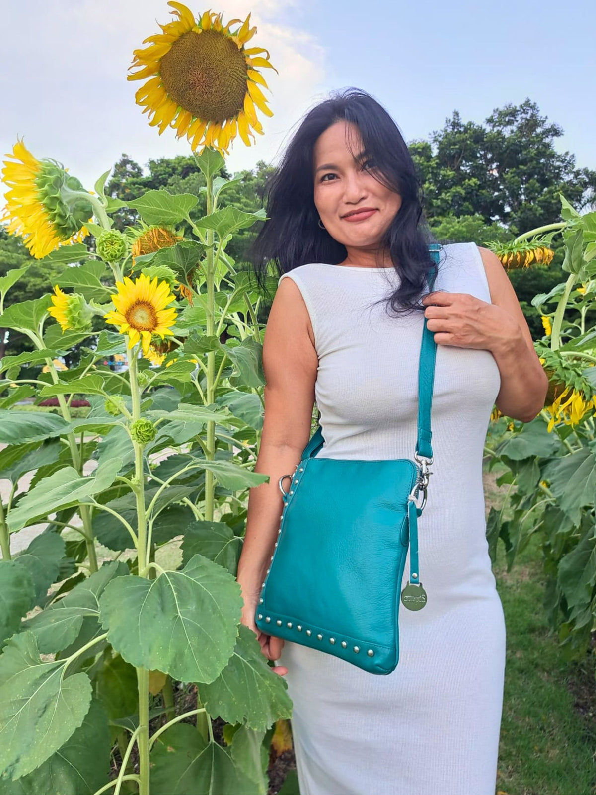 Style Quick i supersmukt turkisfarvet læder. Cool slingbag til skulder og crossbody m. flotte nitter