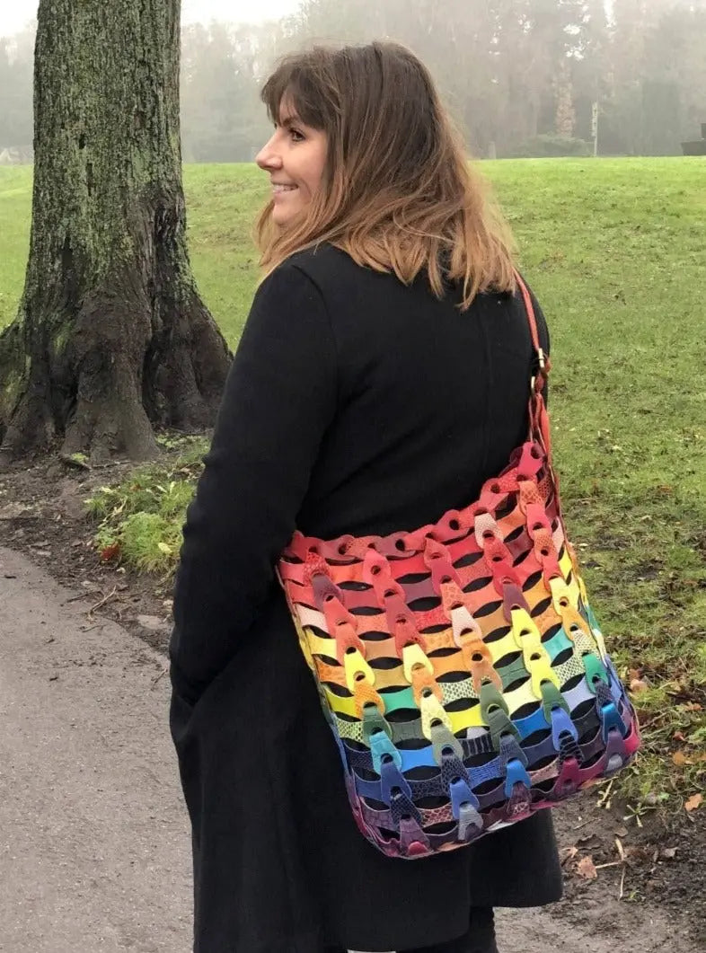  Style Annabella i vidunderlig regnbue. Klassisk håndflettet skuldertaske i smukt skind
