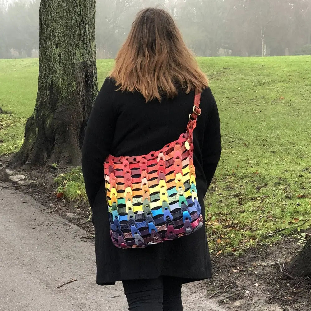  Style Annabella i vidunderlig regnbue. Klassisk håndflettet skuldertaske i smukt skind