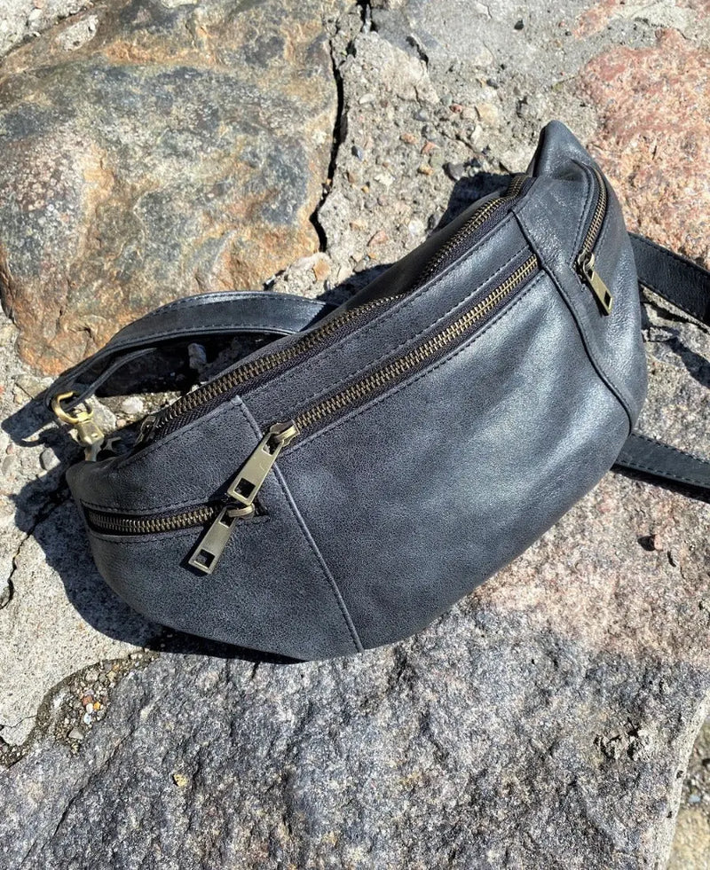 Style Frisco (kun få stk. på lager). Stor mørkegrå bumbag / bæltetaske i rå kvalitetslæder Octopus Denmark