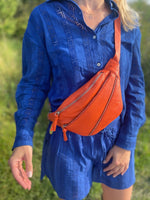 Style Ghita i smukt orange læder: Flot, cool bumbag i lækkert læder m. flot lynlåsdetalje Octopus Denmark