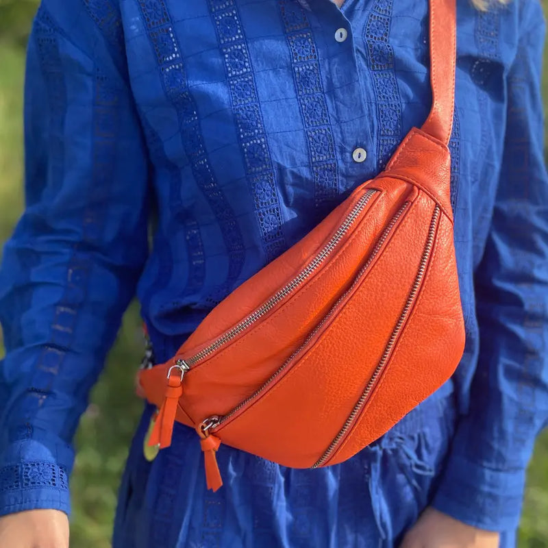 Style Ghita i smukt orangefarvet læder: Flot, cool bumbag i lækkert læder m. flot lynlåsdetalje Octopus Denmark