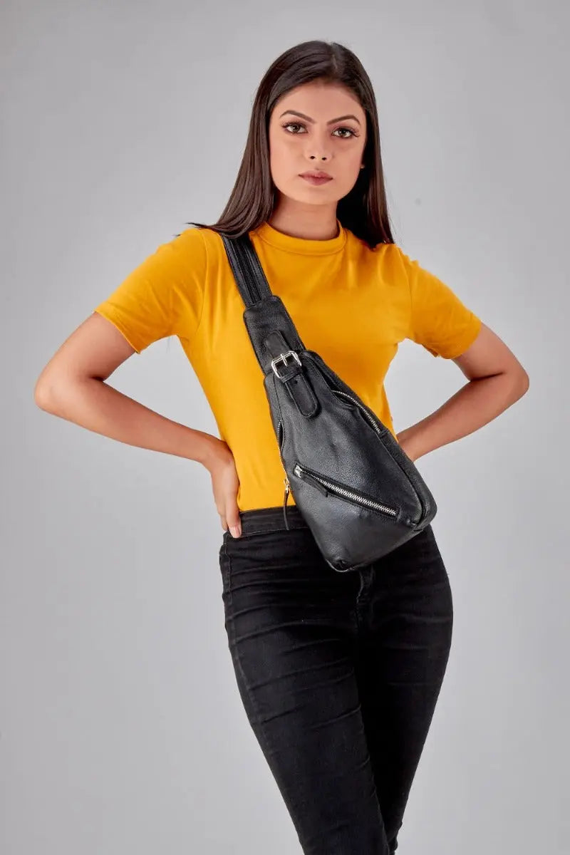  Style Haiti i smukt sort læder. Super cool kombineret rygsæk og bumbag med masser af rum
