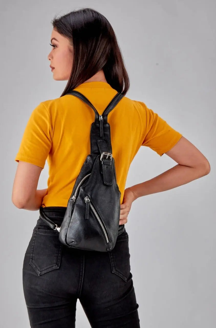  Style Haiti i smukt sort læder. Super cool kombineret rygsæk og bumbag med masser af rum