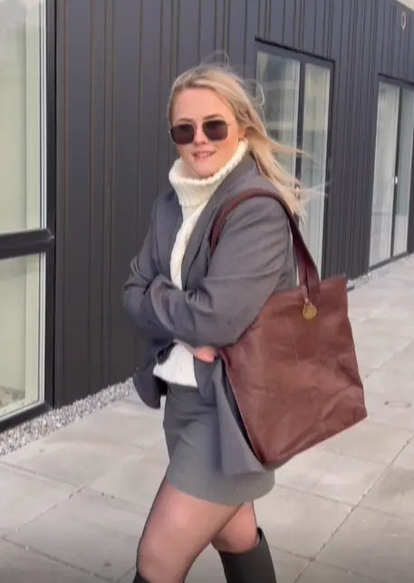Style Joplin i flot mørkebrun læder (kun ét stk. på lager). Flot shopper, hånd- & skuldertaske i vidunderligt smukt kvalitetslæder Octopus Denmark