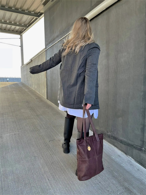 Style Joplin i flot mørkebrun læder (kun ét stk. på lager). Flot shopper, hånd- & skuldertaske i vidunderligt smukt kvalitetslæder Octopus Denmark