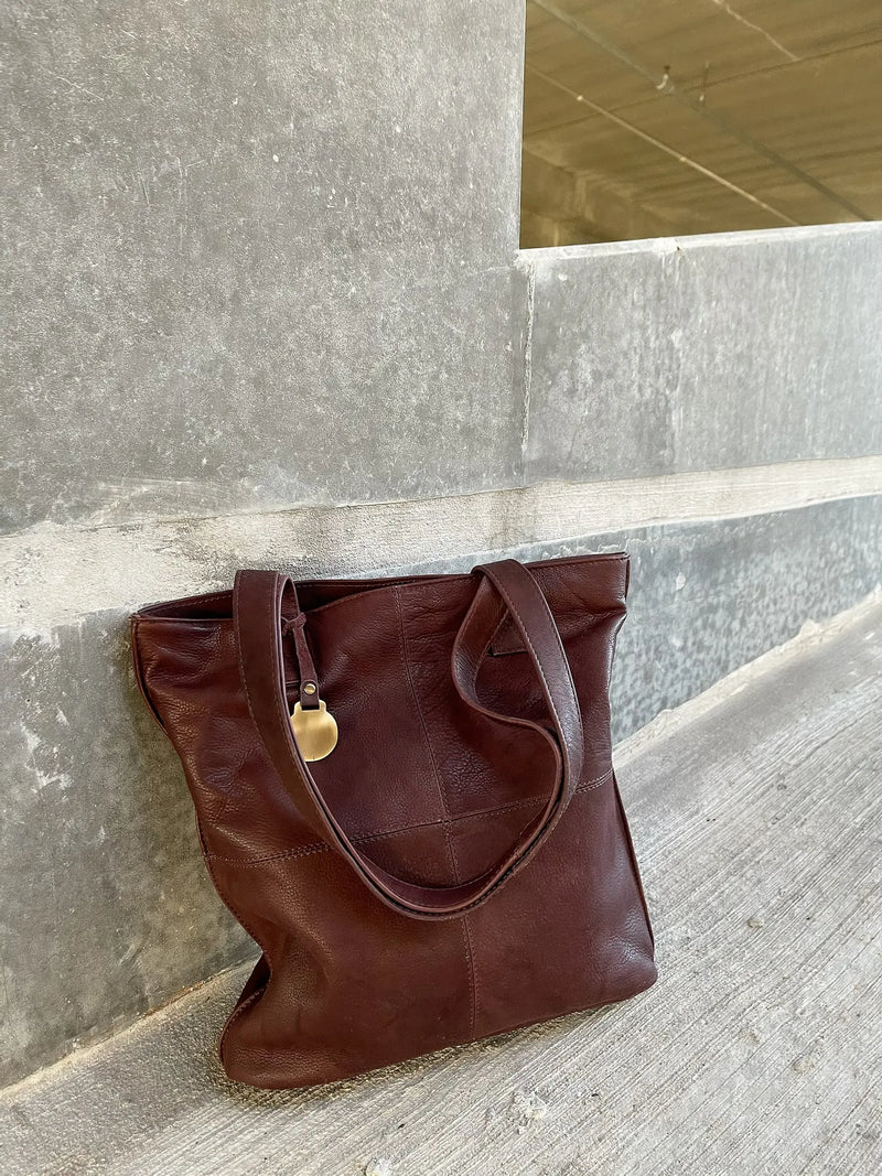 Style Joplin i flot mørkebrun læder (kun ét stk. på lager). Flot shopper, hånd- & skuldertaske i vidunderligt smukt kvalitetslæder Octopus Denmark