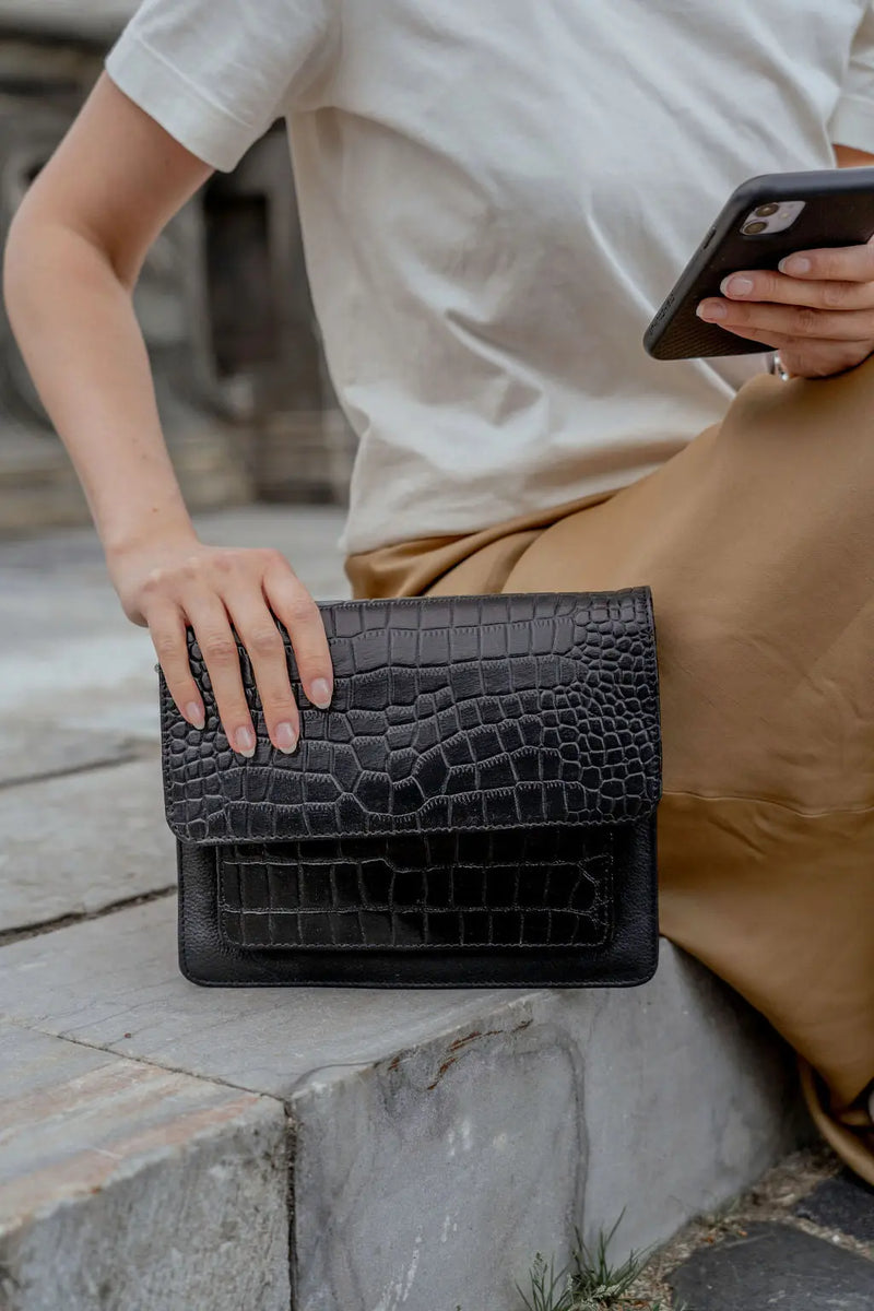 Juliet i sort. Smuk crossbody skuldertaske / / clutch