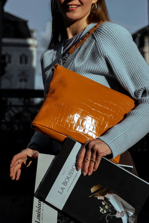 Style Kiss i rusten orange. Clutch, håndtaske og skuldertaske i skind med flot prægning Octopus Denmark