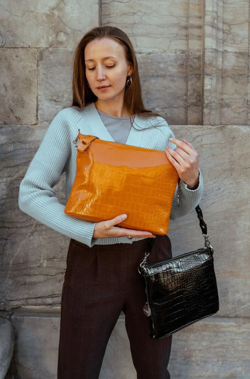 Style Kiss i rusten orange. Clutch, håndtaske og skuldertaske i skind med flot prægning Octopus Denmark