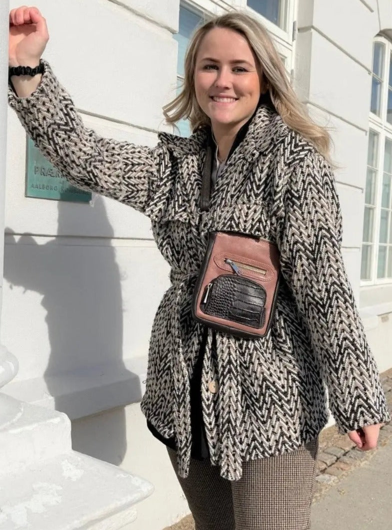 Style Kiwi i cognac m. mørkebrun. Flot mindre crossbody,- skuldertaske i læder Octopus Denmark