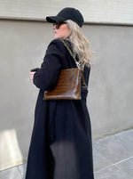 Style Kosovo lædertaske i flot mørkebrun. Herlig kombineret clutch / håndtaske Octopus Denmark
