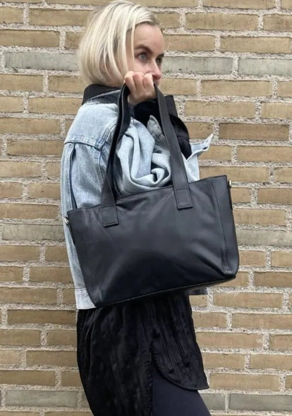 Style Leeds: Sort lædertaske. Smuk og klassisk shopper, hånd, skulder- og crossovertaske Octopus Denmark