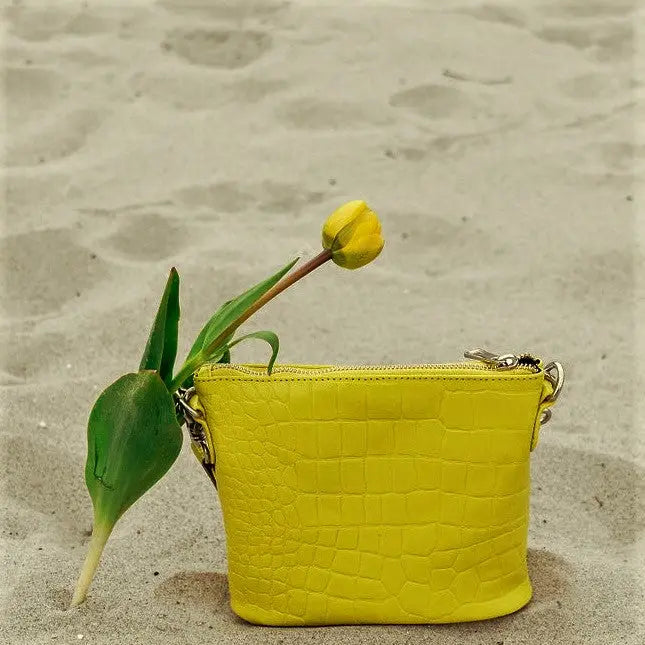 Gennemsigtig bypass krøllet Style Limassol i smuk gul. Lille håndtaske / clutch m flettet håndrem