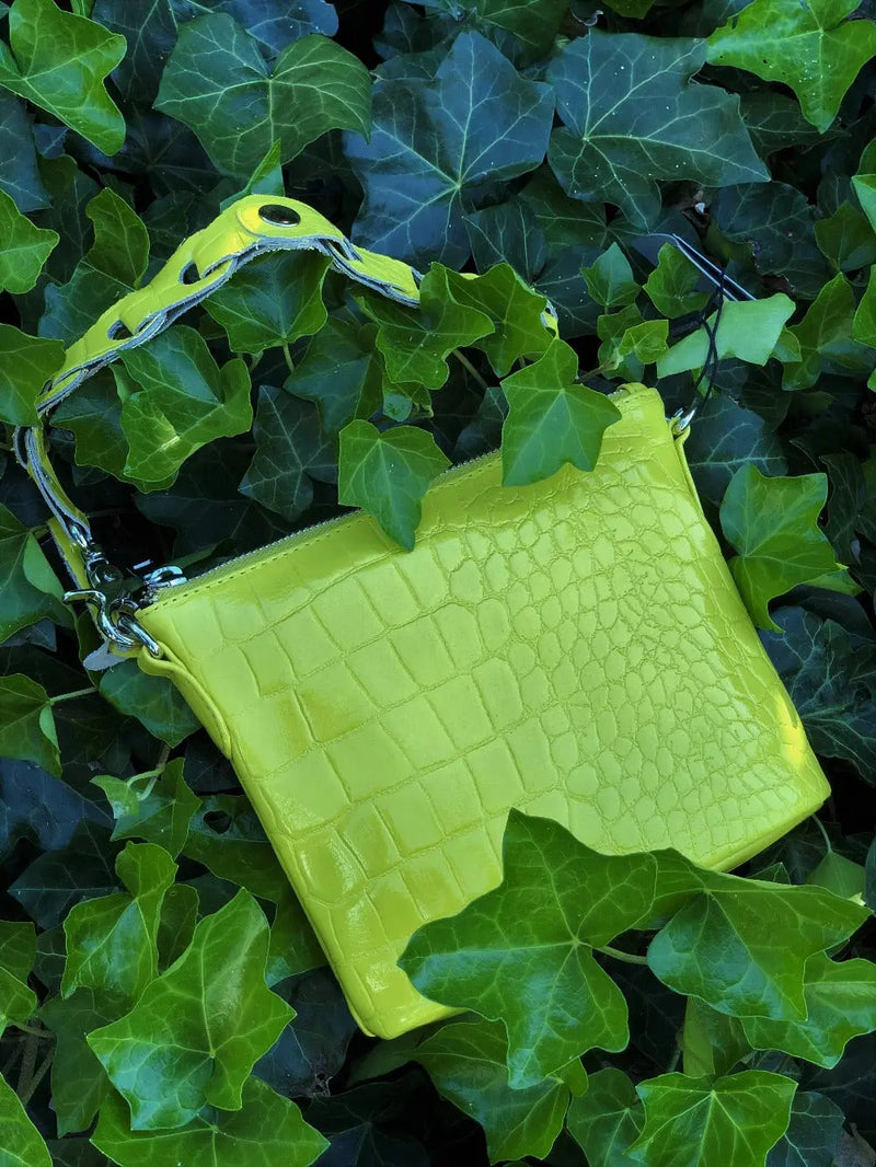 Style Limassol i en smuk limegrøn. Skøn lille håndtaske / clutch med flot flettet håndrem Octopus Denmark