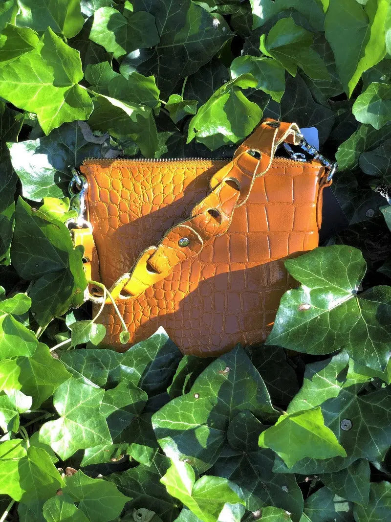 Style Limassol i en smuk orange. Skøn lille håndtaske/clutch med flot flettet håndrem (6711599005766)