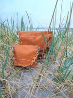 Style Limassol i en smuk orange. Skøn lille håndtaske/clutch med flot flettet håndrem (6711599005766)