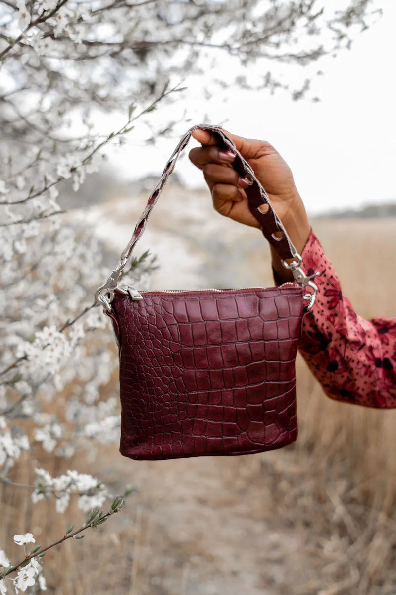 Style Limassol i mørk bordeaux. Skøn lille håndtaske / clutch i præget skind med flot flettet håndrem Octopus Denmark