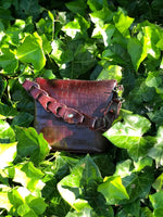 Style Limassol i mørk bordeaux. Skøn lille håndtaske / clutch i præget skind med flot flettet håndrem Octopus Denmark
