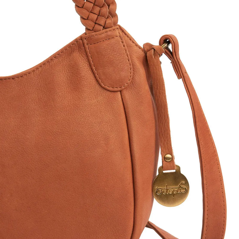 Style Lucca: Lædertaske i cognac. Skøn skulder- og crossbody skindtaske m. flot flettet håndrem Octopus Denmark