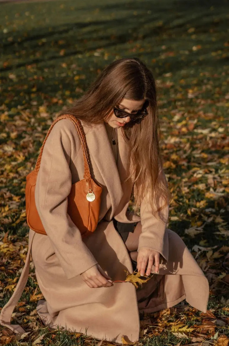 Style Lucca: Lædertaske i cognac. Skøn skulder- og crossbody skindtaske m. flot flettet håndrem Octopus Denmark