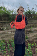 Style Lucca: Sort lædertaske. Skøn skulder- og crossbody skindtaske med flot håndflettet håndrem Octopus Denmark