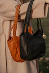 Style Lucca i mørk orange ruskind. Skøn skulder- og crossbody taske m. flettet håndrem Octopus Denmark