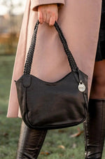 Style Lucca: Sort lædertaske. Skøn skulder- og crossbody lædertaske med flot håndflettet håndrem Octopus Denmark