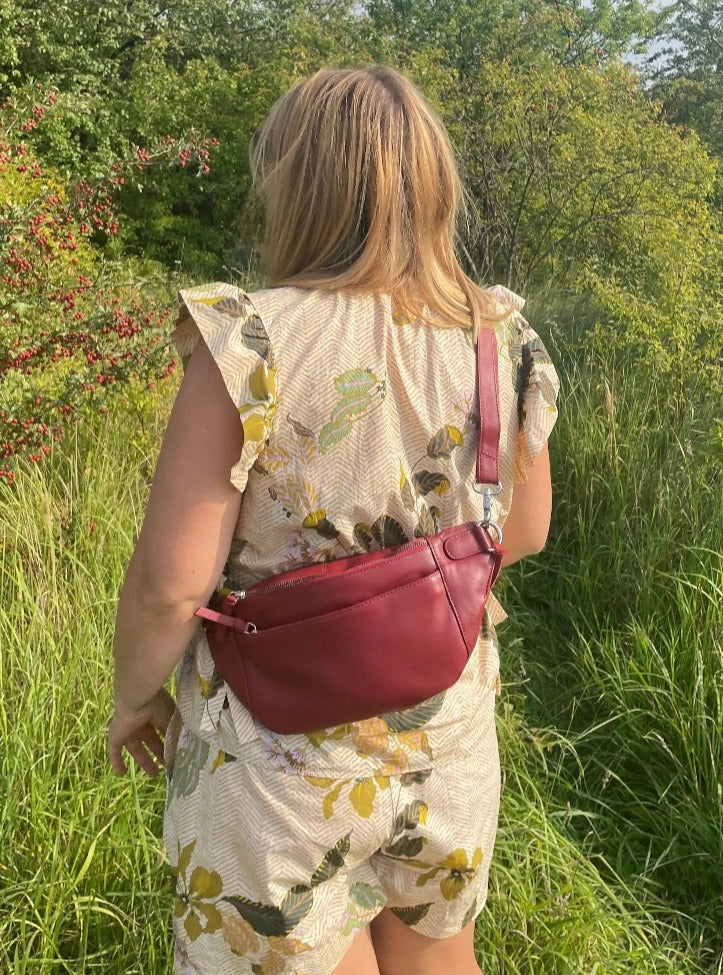Style Manaus, bordeaux rød. Stor bumbag i smukt læder, 3 udvendige rum