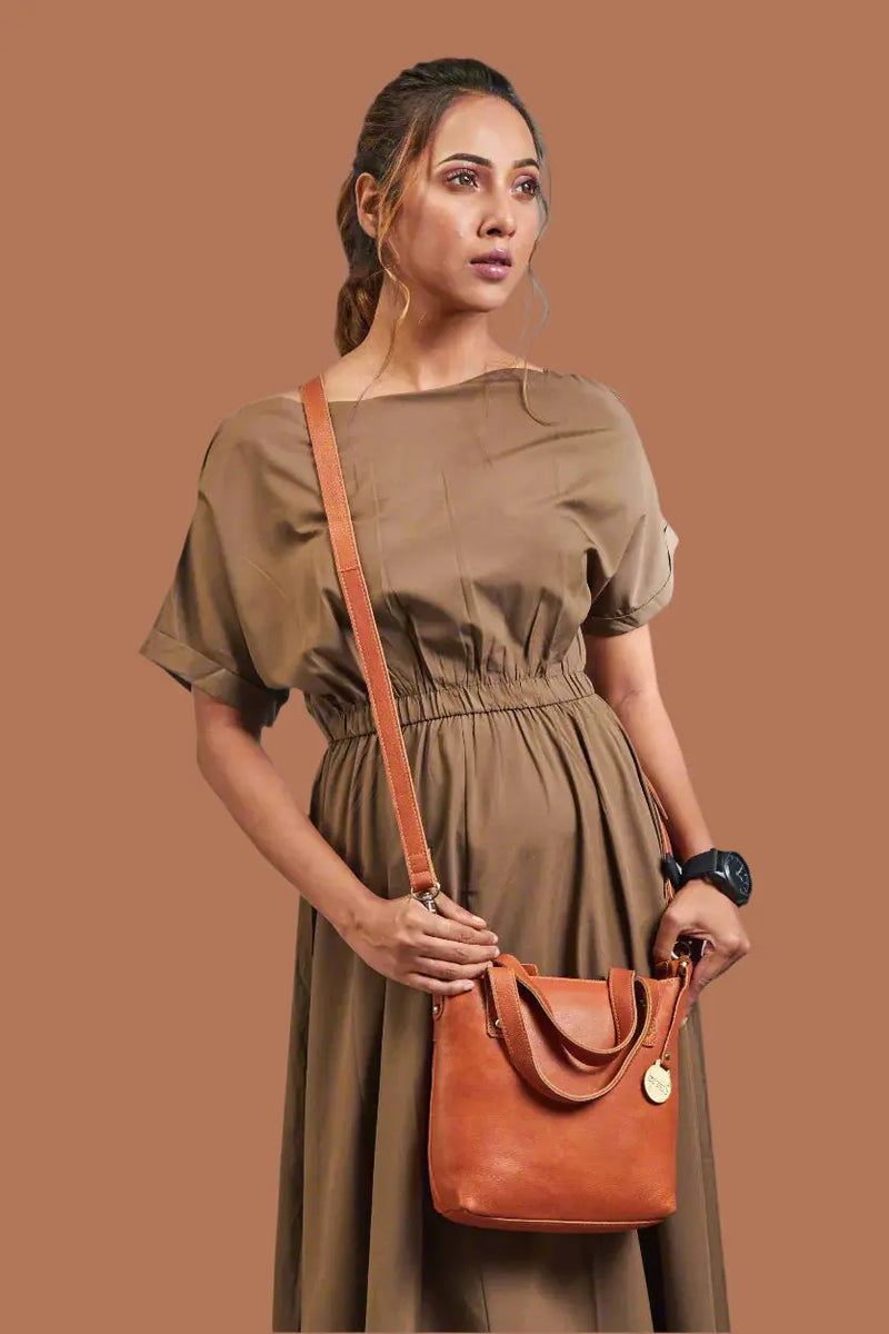 Style Monaco i cognacbrun (kun ét stk. på lager). Smuk lædertaske til hånd, skulder & crossbody Octopus Denmark