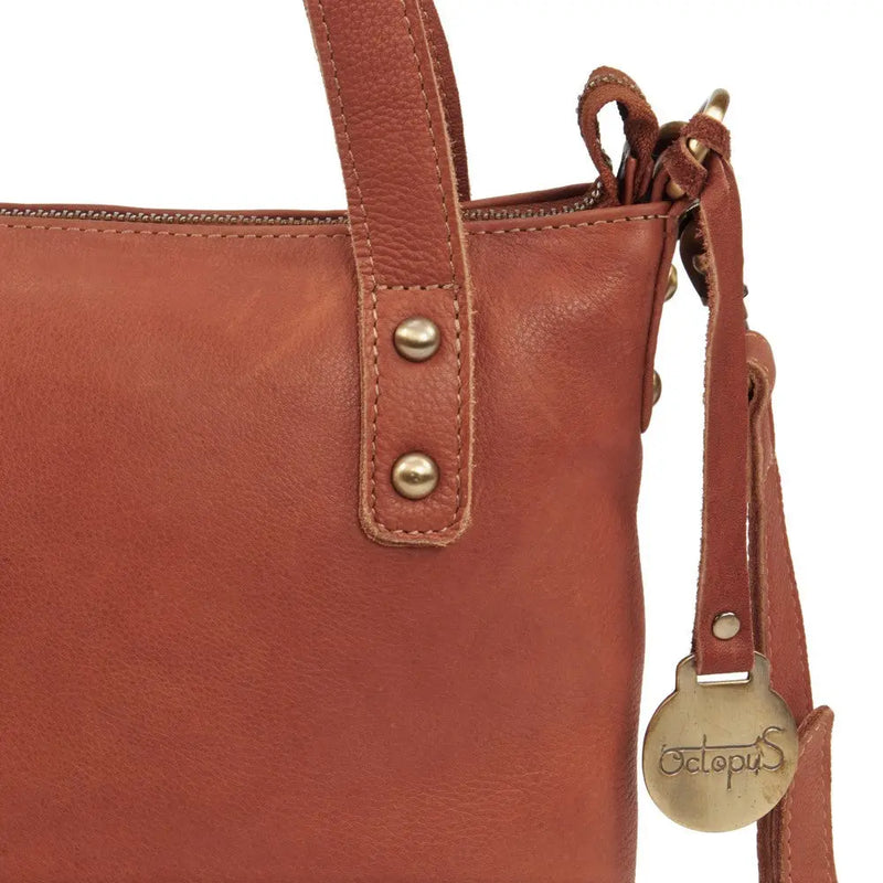 Style Monaco i cognacbrun (kun ét stk. på lager). Smuk lædertaske til hånd, skulder & crossbody Octopus Denmark