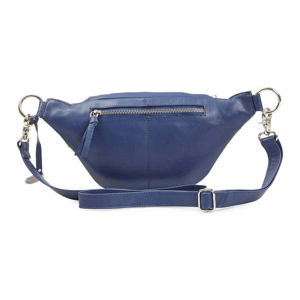  Style Nanna i blå (kun få stk. på lager). Flot, cool bumbag i smukt blåt læder og m. flot lynlås-detalje