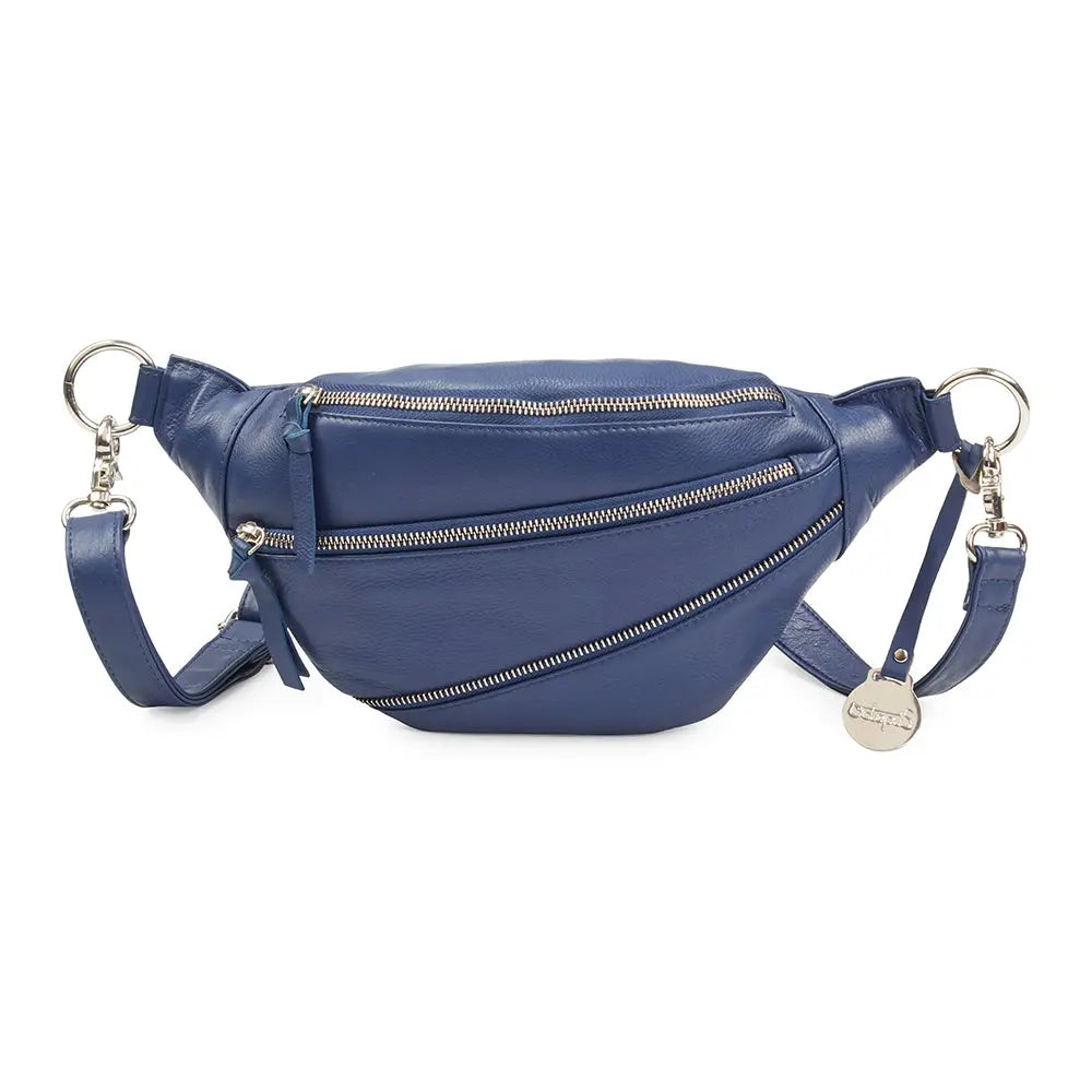  Style Nanna i blå (kun få stk. på lager). Flot, cool bumbag i smukt blåt læder og m. flot lynlås-detalje