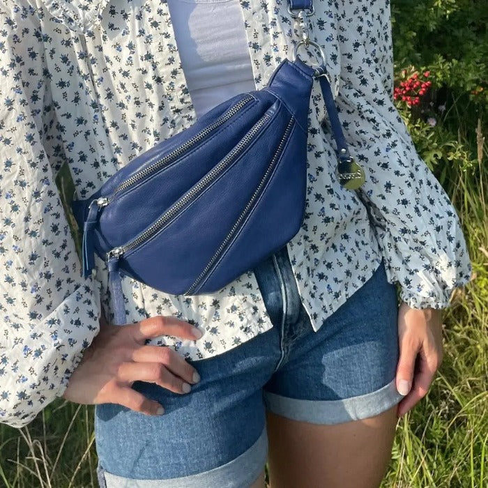  Style Nanna i blå (kun få stk. på lager). Flot, cool bumbag i smukt blåt læder og m. flot lynlås-detalje