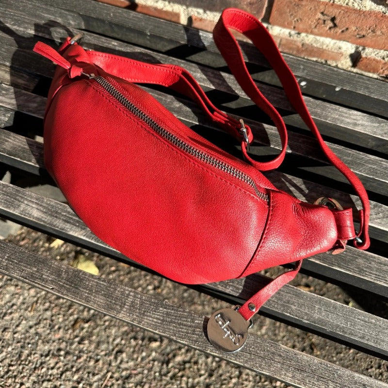 Style Nikita i rød. Fed bumbag i rød læder m. lynlåsrum på front og bagside Octopus Denmark