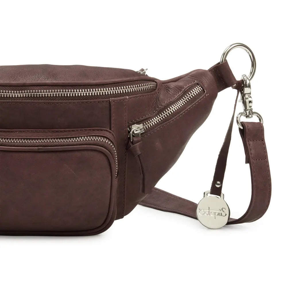  Style Norma i flot mørkebrun. Vidunderlig stor bumbag i læder m. masser af rum. Rolls-Royce modellen indenfor bumbags