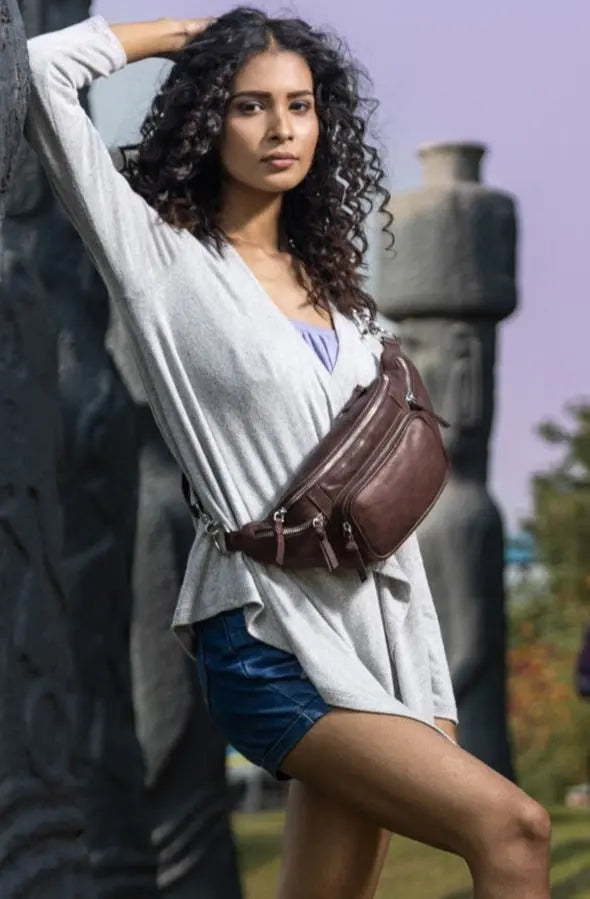  Style Norma i flot mørkebrun. Vidunderlig stor bumbag i læder m. masser af rum. Rolls-Royce modellen indenfor bumbags