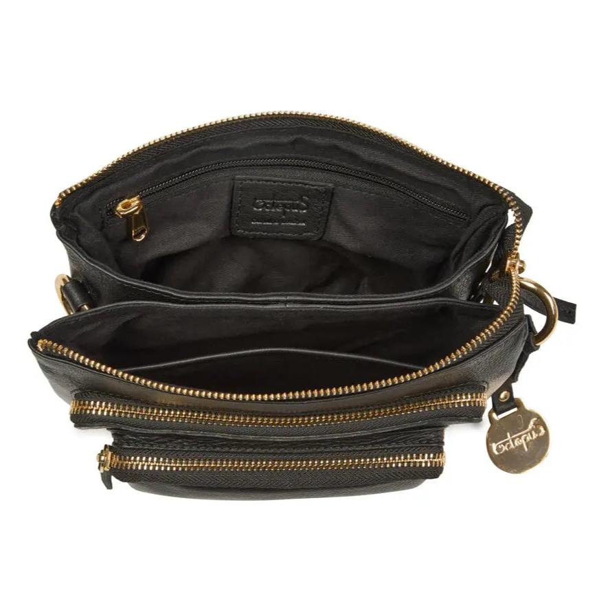  Style Oslo i sort med guld (kun ét stk. på lager). Ultratjekket og cool clutch, skulder- og crossbodytaske. Superfed taske m. mange rum