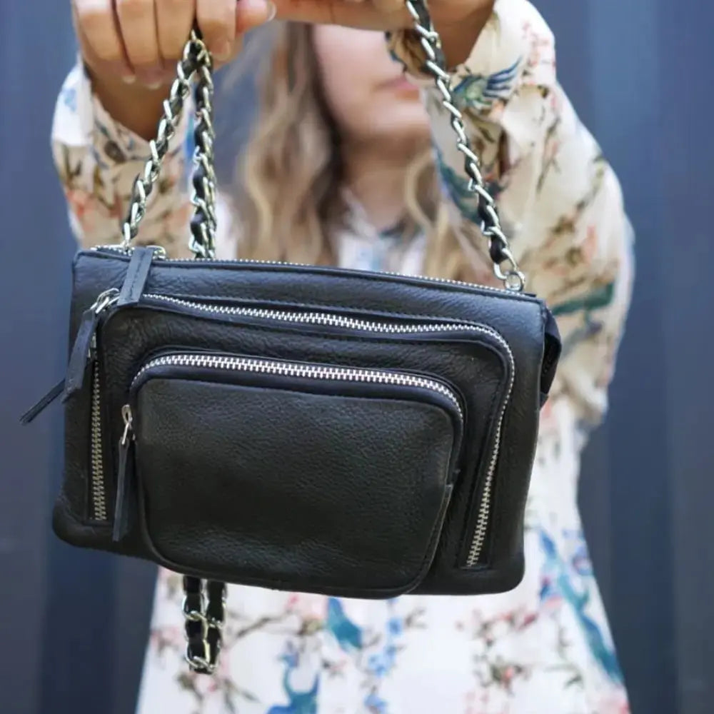  Style Oslo i sort med guld (kun ét stk. på lager). Ultratjekket og cool clutch, skulder- og crossbodytaske. Superfed taske m. mange rum