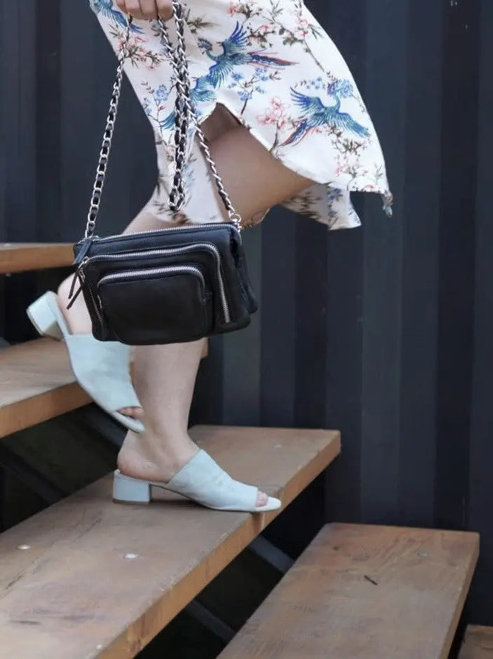  Style Oslo i sort med sølv. Ultracool clutch, skulder- & crossbodytaske. Superfed taske med mange rum og flotte lynlåse