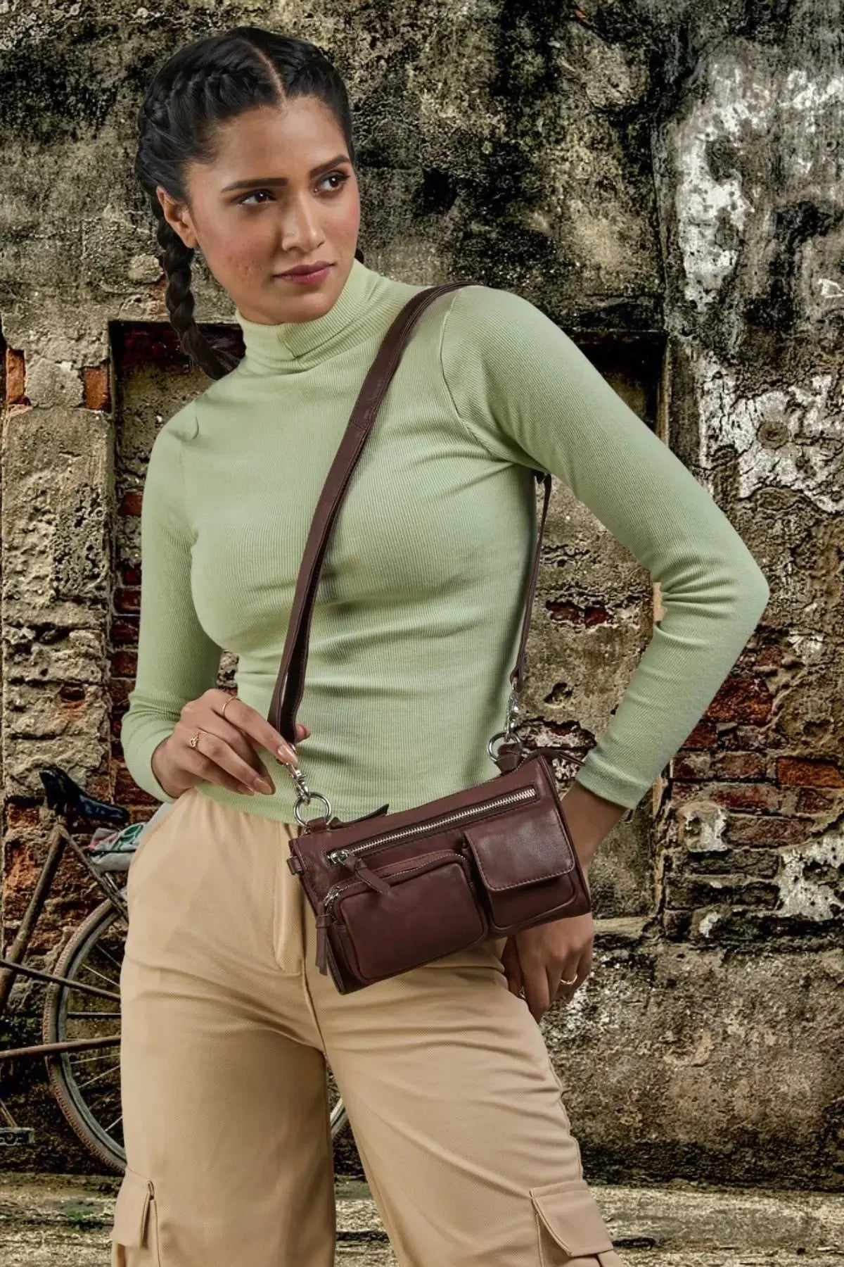  Style Ottawa i brunt læder. Skøn mindre kombineret clutch, skulder- og crossbodytaske med seks rum og lommer.