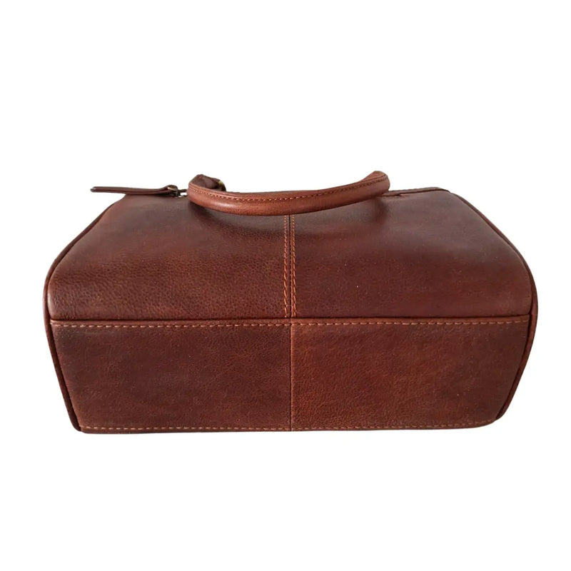 Style Palau i mørkebrun. Rummelig hånd- og skuldertaske i læder med messingdetaljer og flot vintagefinish Octopus Denmark
