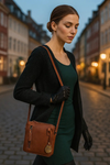 Style Panda i mørkebrunt læder. Det stilfulde valg til hverdag og fest. Funktion møder flot form i denne mindre feminine skuldertaske Octopus Denmark