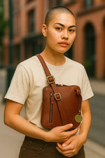 Style Panda i mørkebrunt læder. Det stilfulde valg til hverdag og fest. Funktion møder flot form i denne mindre feminine skuldertaske Octopus Denmark
