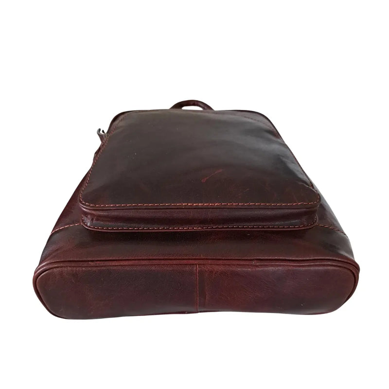 Style Peru i smukt mørkebrunt læder. Funktionel og stilfuld unisex rygsæk i buff oily-læder med et råt, mat finish og fede detaljer Octopus Denmark