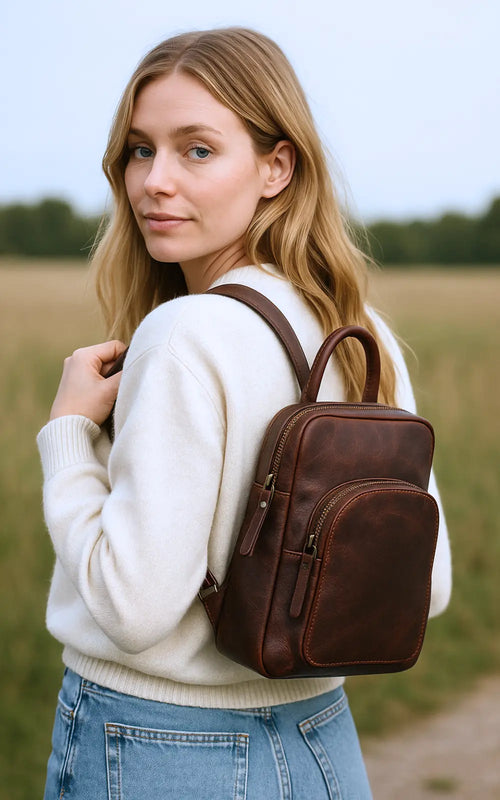 Style Peru i smukt mørkebrunt læder. Funktionel og stilfuld unisex rygsæk i buff oily-læder med et råt, mat finish og fede detaljer Octopus Denmark