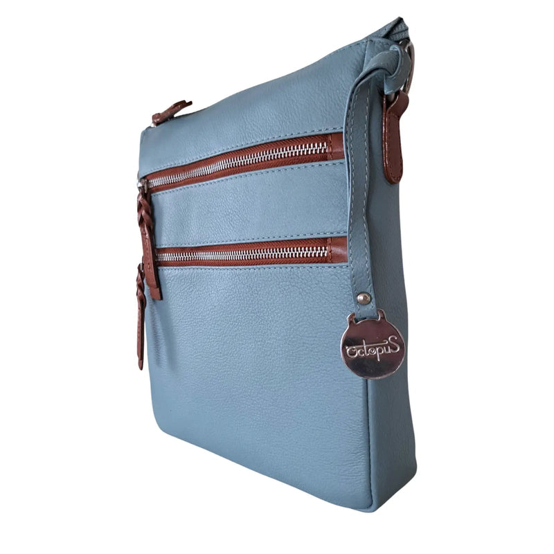 Style Playa i smukt lyseblåt læder med brune detalje. Skøn skulder- og crossbodytaske med flotte kontraster Octopus Denmark