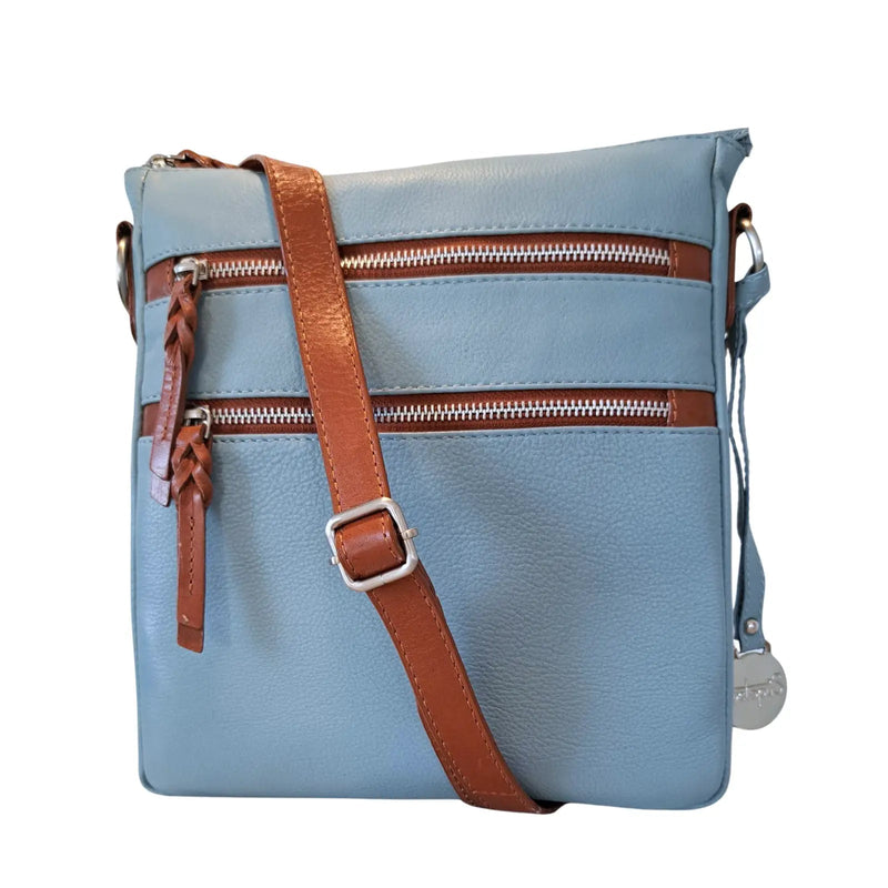 Style Playa i smukt lyseblåt læder med brune detalje. Skøn skulder- og crossbodytaske med flotte kontraster Octopus Denmark
