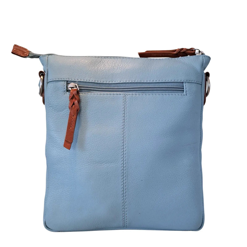 Style Playa i smukt lyseblåt læder med brune detalje. Skøn skulder- og crossbodytaske med flotte kontraster Octopus Denmark