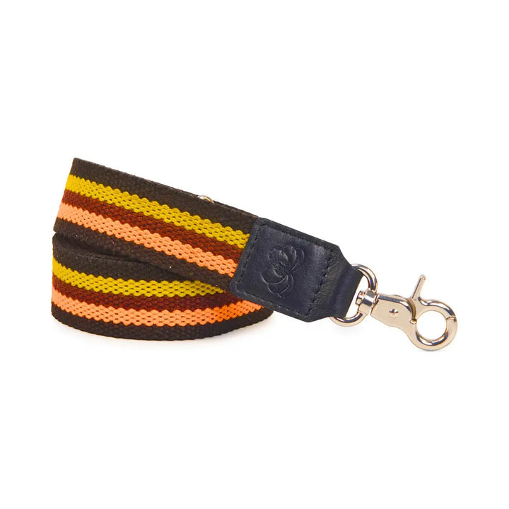 'W46-S. Justerbar skulderrem til tasker m. lynlåse / ringe i sølv. Materiale: Vævet bomuld. Farve: sort, orange, gul Octopus Denmark